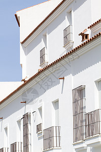 带有红色屋顶的典型白色房屋建筑学线条传统房子阳台瓷砖街道图片