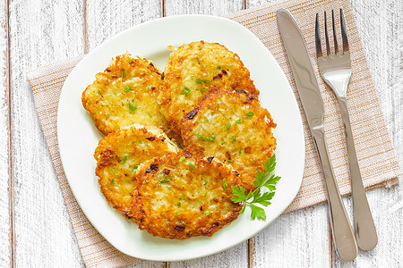 土豆煎饼油炸油条饼子美食盘子蔬菜桌子烹饪食物营养图片