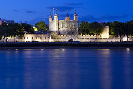 伦敦塔和泰晤士河景点历史性观光建筑学城堡皇家点燃历史旅游地标图片
