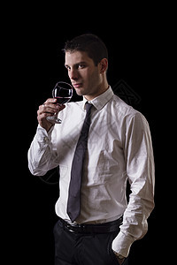 男人拿着红酒的红酒杯成人红色男性工作室套装饮料玻璃酒精管理人员白色图片