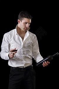 男人拿着红酒的红酒杯成人商业酒精玻璃黑色红色白色工作室男性管理人员图片