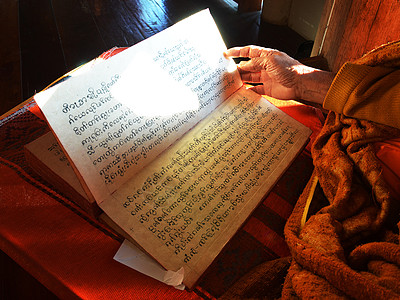 读着佛祖前伯尔特的故事的经文图片