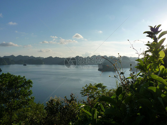 著名的哈隆湾岩石遗产海洋海湾海景游客石灰石天空巡航旗帜图片