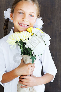 持鲜花儿童童年孩子正装乐趣雏菊菊花棕色工作室花朵喜悦图片