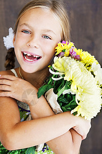 持鲜花儿童工作室喜悦童年乐趣乡村棕色女学生青年快乐花束图片