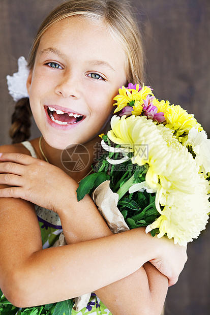 持鲜花儿童工作室喜悦童年乐趣乡村棕色女学生青年快乐花束图片