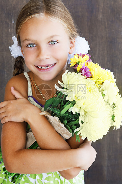持鲜花儿童女学生喜悦青年棕色工作室花朵童年乐趣菊花女孩图片