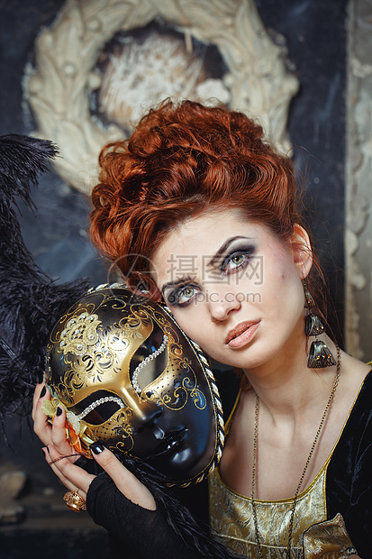 戴面罩的红头发女士圆环伪装者衣服面具发型发髻面颊解说珠宝面膜图片