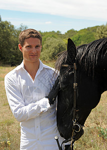 青年男子和马马白色男性黑色运动骑马场地宠物动物蓝色天空图片