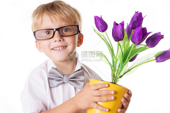 戴眼镜和带鲜花领结的男孩图片