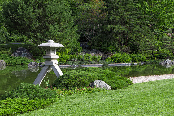 在日本花园的石灯笼图片