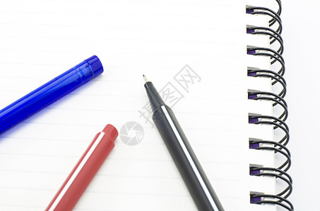 红色和蓝色的黑红和蓝笔 笔记本用白纸隔离办公室商业钢笔补给品毛毡艺术记事本螺旋工艺工具图片