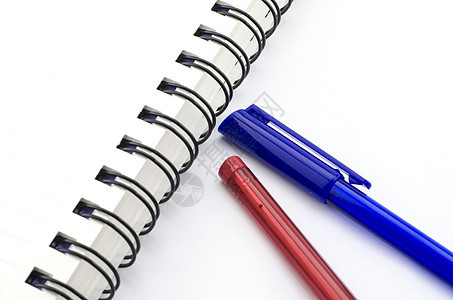 红色和蓝色笔 用笔记本在白色上隔离工具笔记记事本办公室艺术工艺团体螺旋绘画钢笔图片