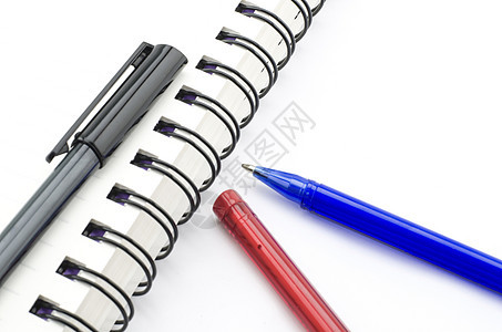 红色和蓝色的黑红和蓝笔 笔记本用白纸隔离记事本补给品钢笔团体铅笔工艺艺术工具商业绘画图片