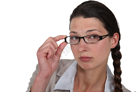 女人调整她的眼镜女士表情船尾感情编织镜片厌倦棕色框架石质图片