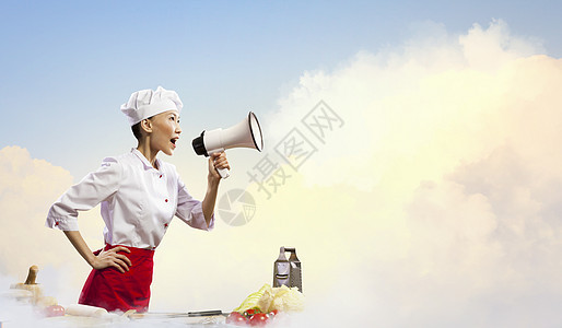 亚洲女性厨师 手持扩音器空气牛奶帽子面粉烹饪胡椒蔬菜成人沙拉杯子图片