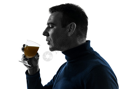 喝橙汁的男子 光影画像毛衣橙子男性成年人饮料男人阴影果汁玻璃休闲装图片