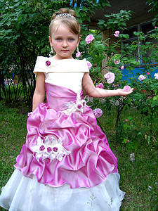 充满同情心的小姑娘公主头发化妆品生活晚礼服享受孩子们孩子喜悦闲暇衣服图片