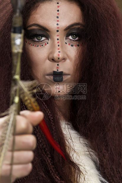 美丽的年轻强壮的猎人女战士历史化妆品女士头发文化毛皮女性挑衅戏服女孩图片