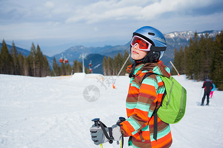 女孩在滑雪板上娱乐女性活动套装运动员背光风镜孩子们季节头盔图片