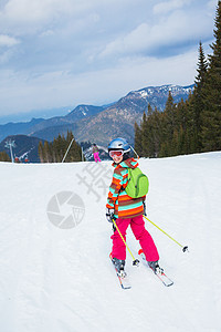 女孩在滑雪板上女性头盔运动员背光青年越野运动孩子们季节风镜图片