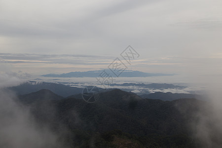 山地和天空旅游薄雾旅行摄影背景图片