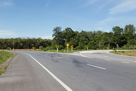 分路公路交通标志天空运输背景图片