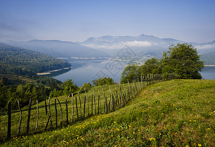 夏季风景访问乡村天空树木季节旅游全景森林绿色高地图片