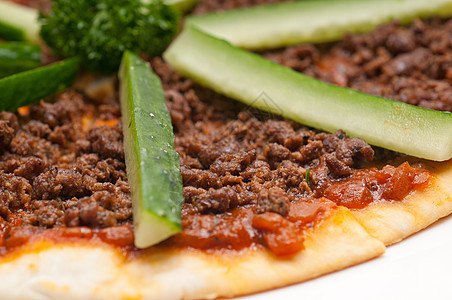 土耳其牛肉比萨饼 黄瓜在上面美食三角形照片香菜饮食小吃营养面包食物图片