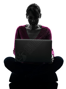 妇女快乐地笑着电脑手提电脑的光影图片