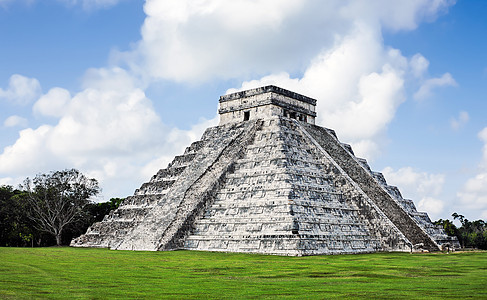 它是一个墨西哥人历史目的地地标雕塑寺庙外观金字塔废墟建筑学楼梯图片