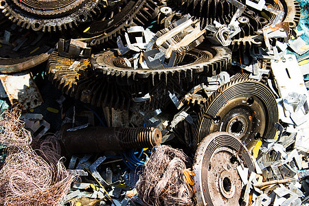 废碎金属管道设备工业填埋场回收电子用品塑料垃圾环境高清图片
