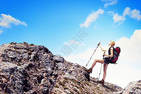 青年妇女登山女旅行家职业天空女孩娱乐指导冒险远足背包登山者图片