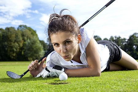 在草地上打高尔夫的漂亮女孩女孩爱好俱乐部闲暇推杆玩家场地高尔夫球女士课程图片