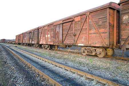 铁路上的老旧生锈的火车车厢图片