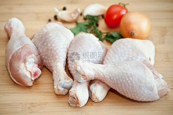 生鸡腿 在切肉野猪上加蔬菜和香料皮肤母鸡洋葱食物茴香美食盘子青菜烹饪胡椒图片