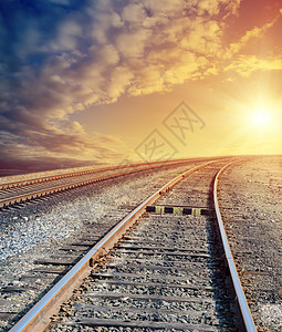 铁路到阳光明光的地平线天空国家小路碎石场景太阳运输天堂航程日落图片