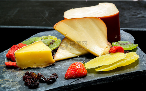 奶酪团体奶制品熟食午餐桌子木头食物杂货店葡萄干自助餐图片