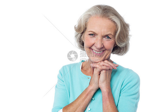 微笑的高级女子欢快的肖像双手工作室冒充老年人快乐白色老太太女性女士图片