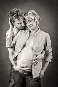 爱着幸福的一对夫妻 与丈夫一起怀孕的女人妻子腹部家庭男性母性婴儿工作室女士父母男人图片