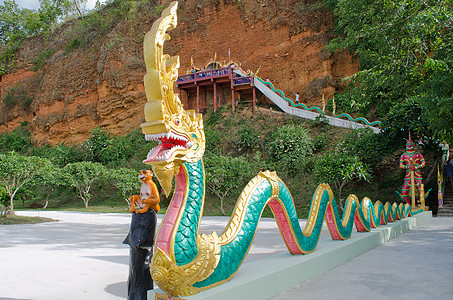 Nagas国王神像雕像古董旅游寺庙艺术雕塑传统动物文化旅行金子图片