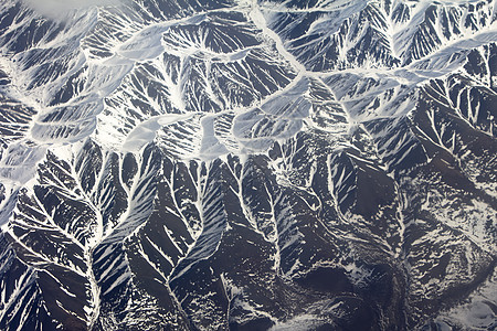 雪 云和石头的形态 从高处看地质学眼睛鸟眼顶峰荒野地球土地风景蓝色天空图片