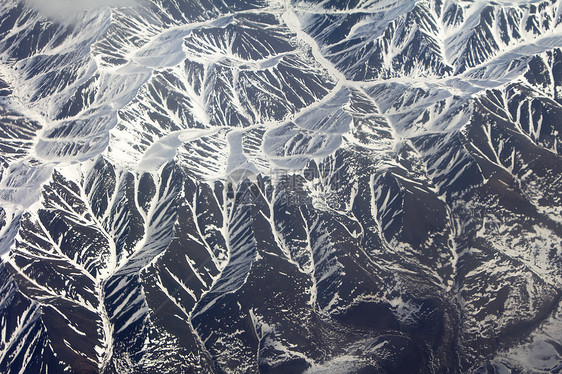 雪 云和石头的形态 从高处看地质学眼睛鸟眼顶峰荒野地球土地风景蓝色天空图片