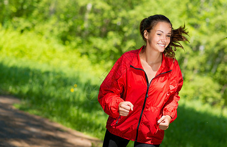 年轻 健康的女运动运动员耐力慢跑者爬坡日落钻头女孩森林闲暇活力女性图片