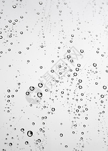 窗户上的雨滴玻璃水滴液体反射天气团体灰色图片