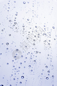 倾斜窗口玻璃窗的雨滴窗户玻璃液体水滴天气团体反射灰色图片