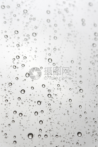 倾斜窗口的雨滴水滴液体玻璃天气灰色反射窗户团体图片