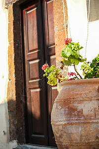 桑托里尼Emporio院子里的陶瓷花瓶图片