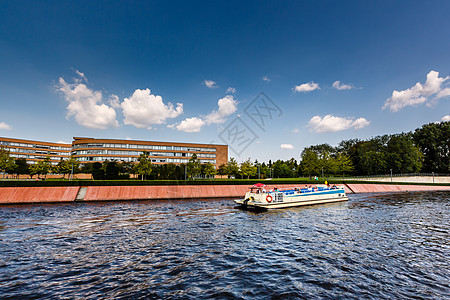 在德国柏林斯普里河的一艘船旅行建筑城市公园车站文化房子运输假期旅游天际图片