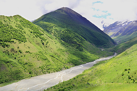 高加索绿色山脉首脑木头叶子森林高度爬坡风景顶峰绿色悬崖图片